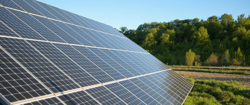solar-panel-against-blue-sky-background-photovoltaic-alternative-electricity-source-idea-sustainable-resources-alternative-power-energy-concept-solar-farm-green-grass